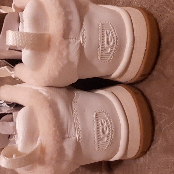 UGG *NEW* front zip winter boots - Picture 4 of 9